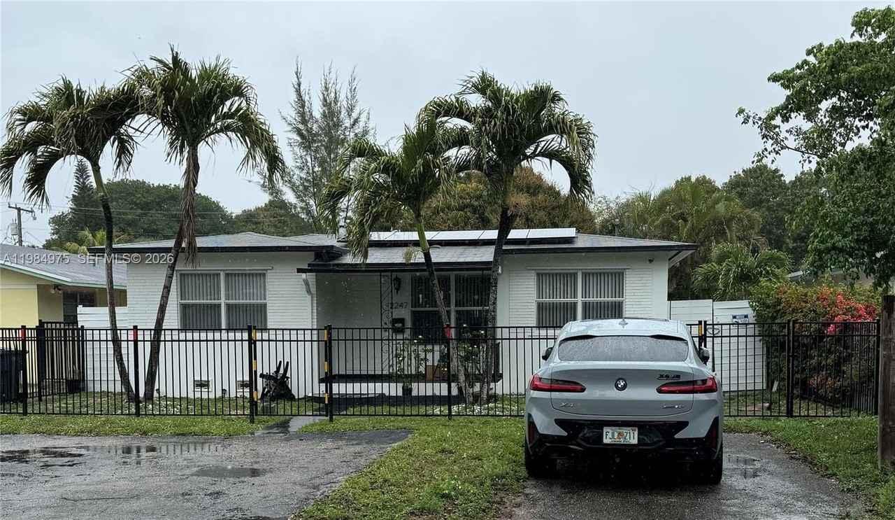 2247 Jackson St - Photo 5 of 7