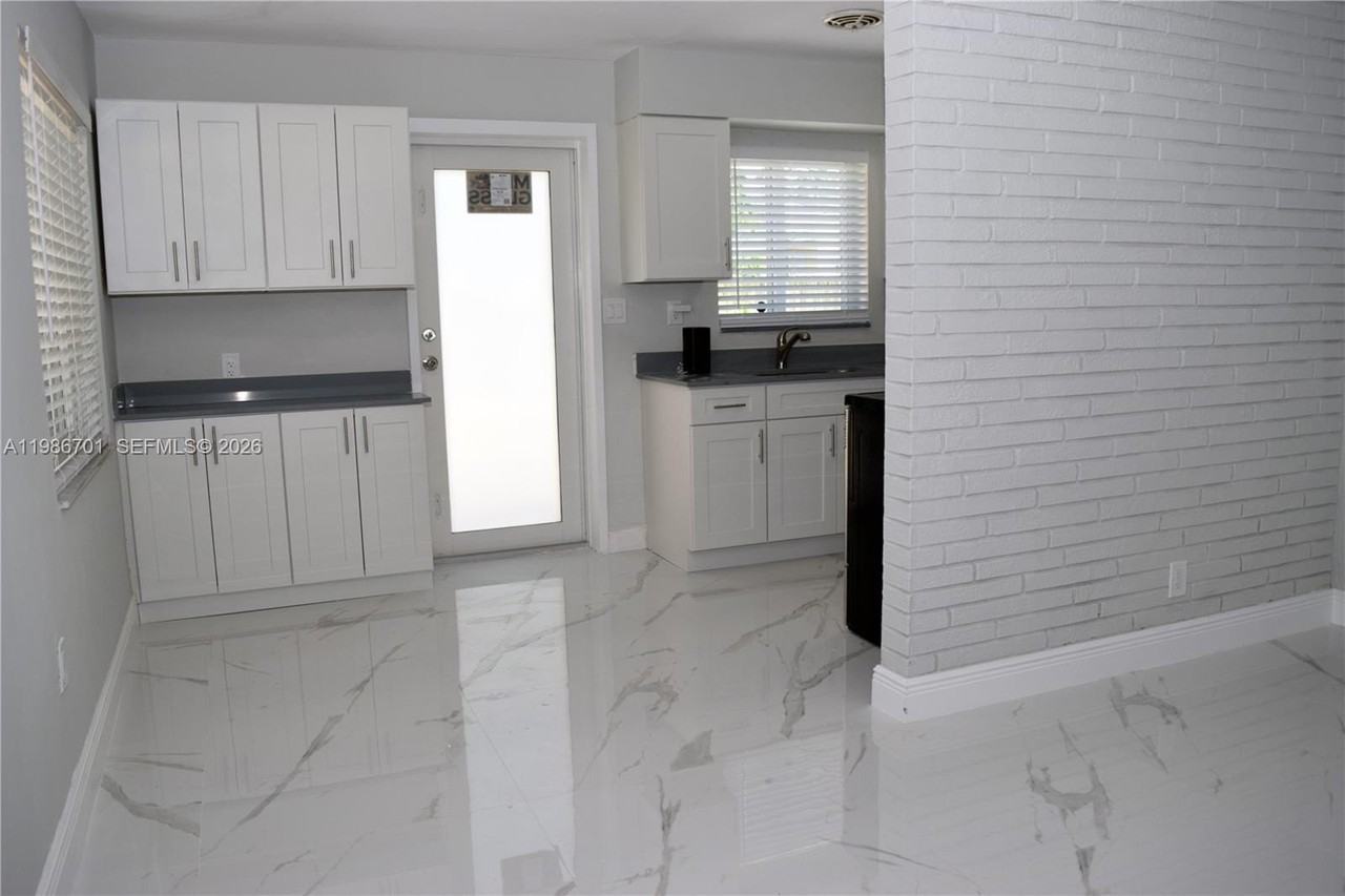 622 Ne 6th St #2 - Photo 3 of 29