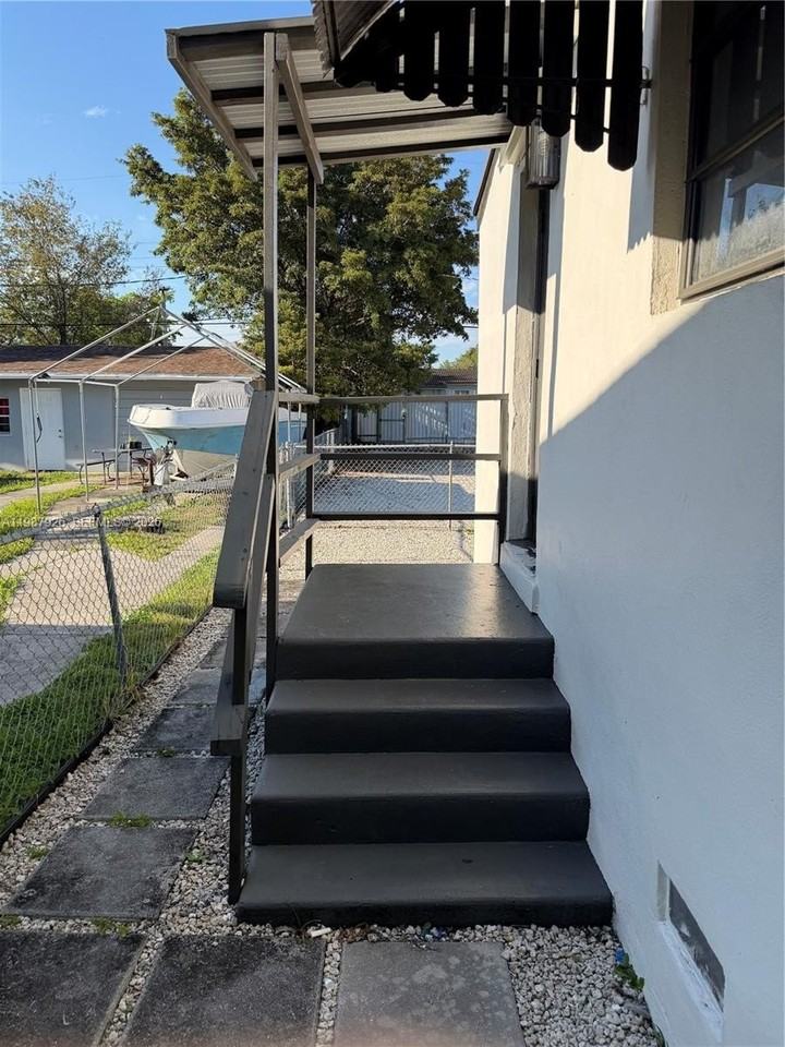 217 E 48th St #2 - Photo 4 of 20