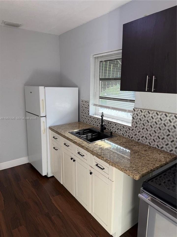 217 E 48th St #2 - Photo 6 of 20