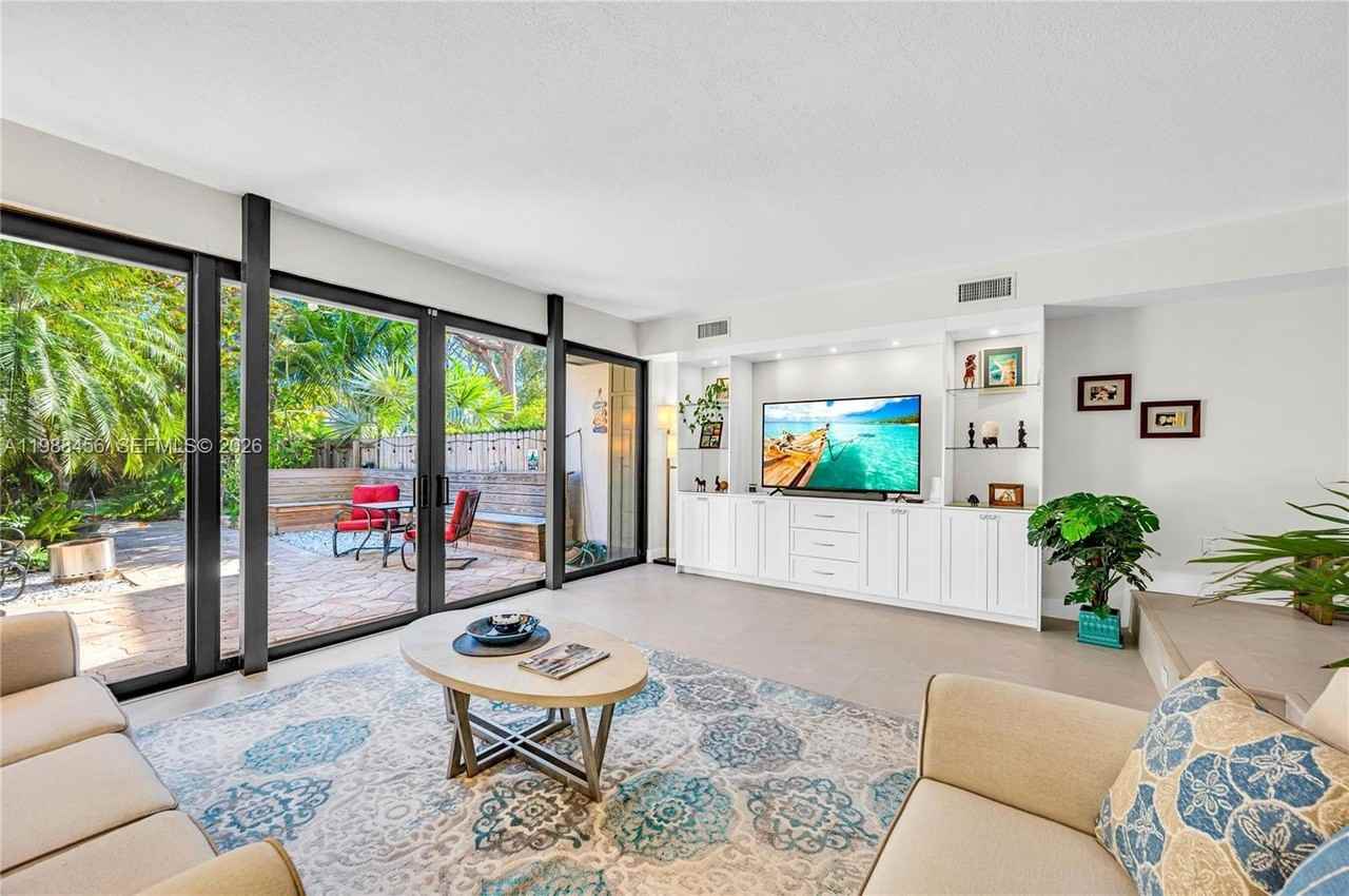 7018 Sw 53rd Ln - Photo 4 of 47