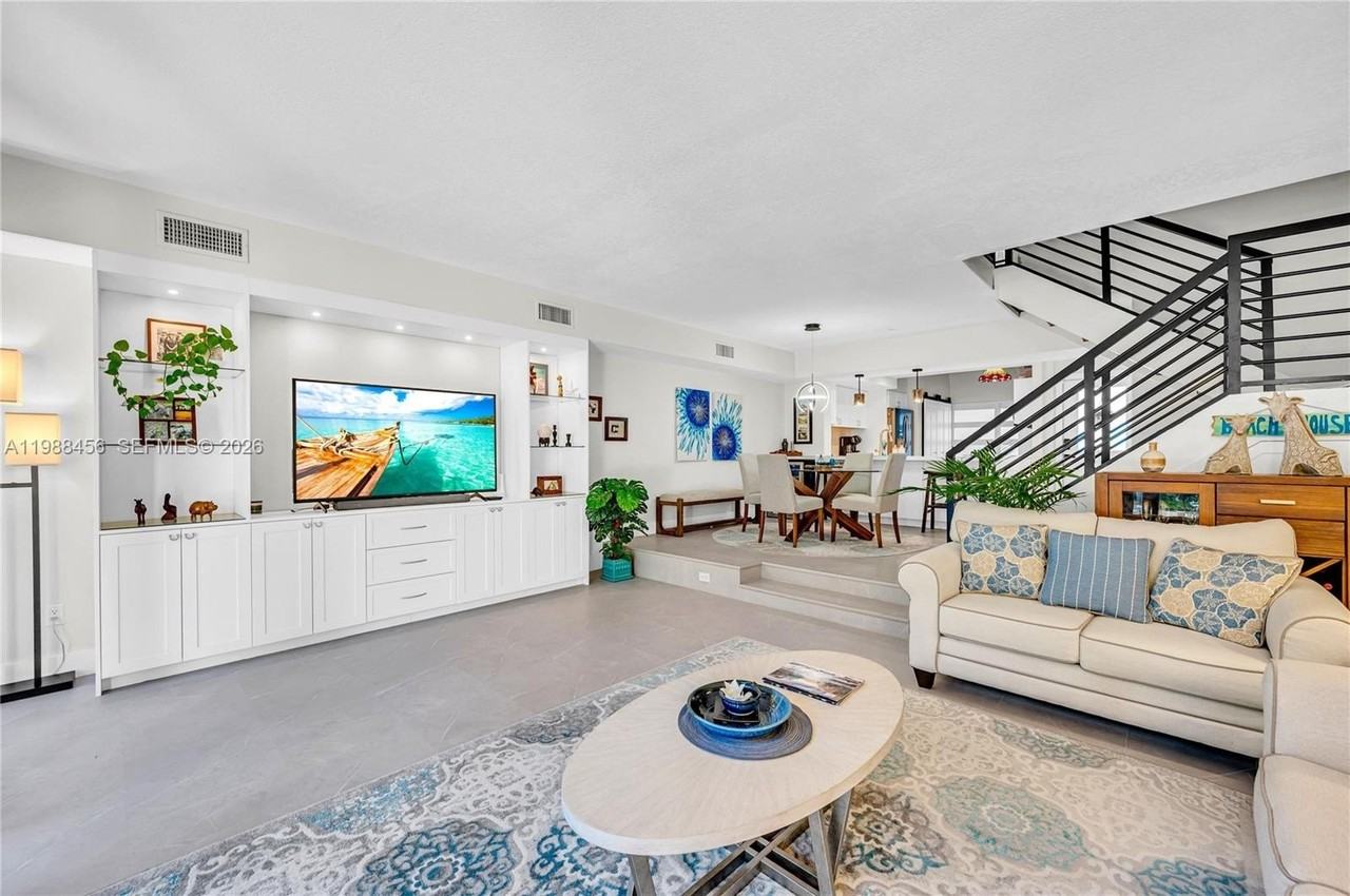 7018 Sw 53rd Ln - Photo 5 of 47