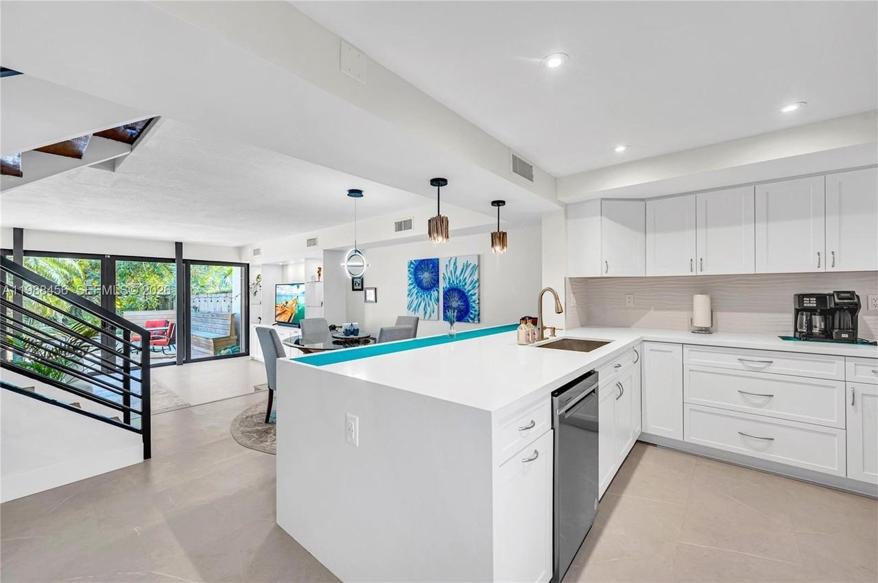 7018 Sw 53rd Ln - Photo 7 of 47