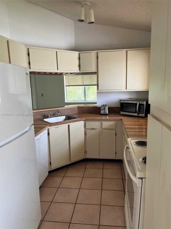 6500 Chasewood Dr #G - Photo 4 of 12