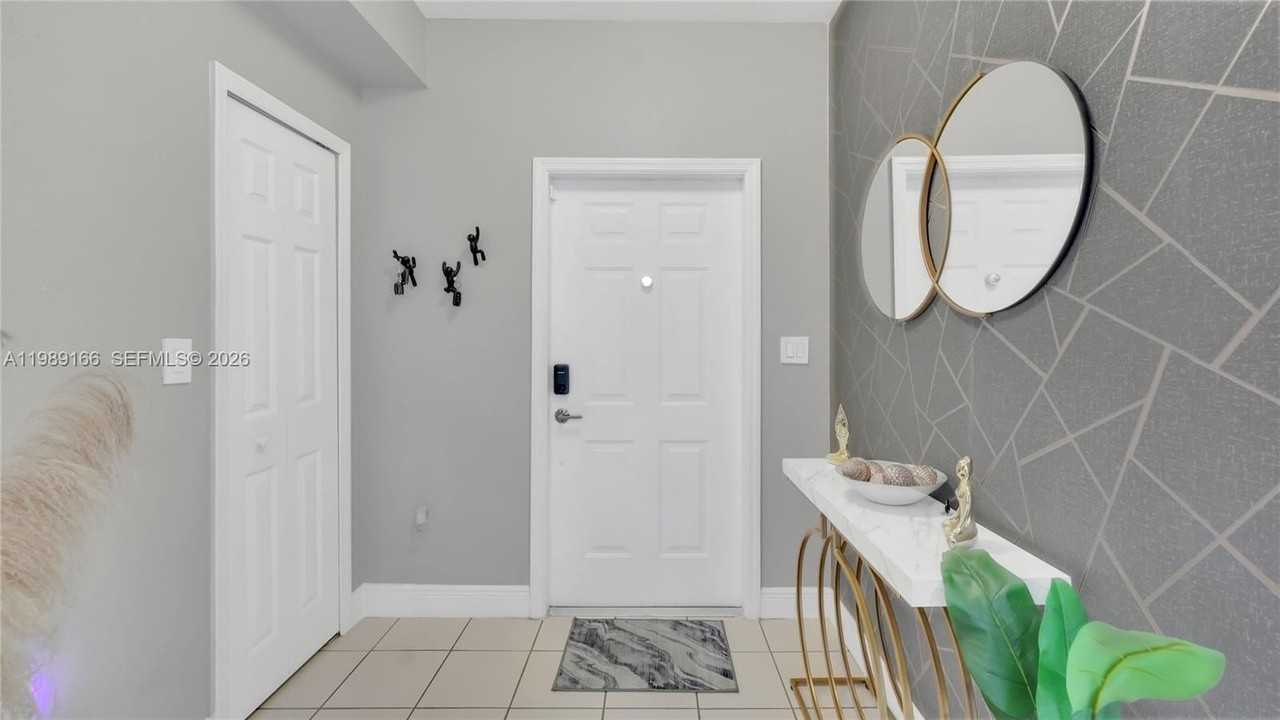 2342 Se 10th St - Photo 2 of 35