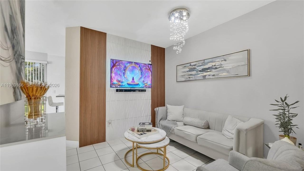 2342 Se 10th St - Photo 3 of 35