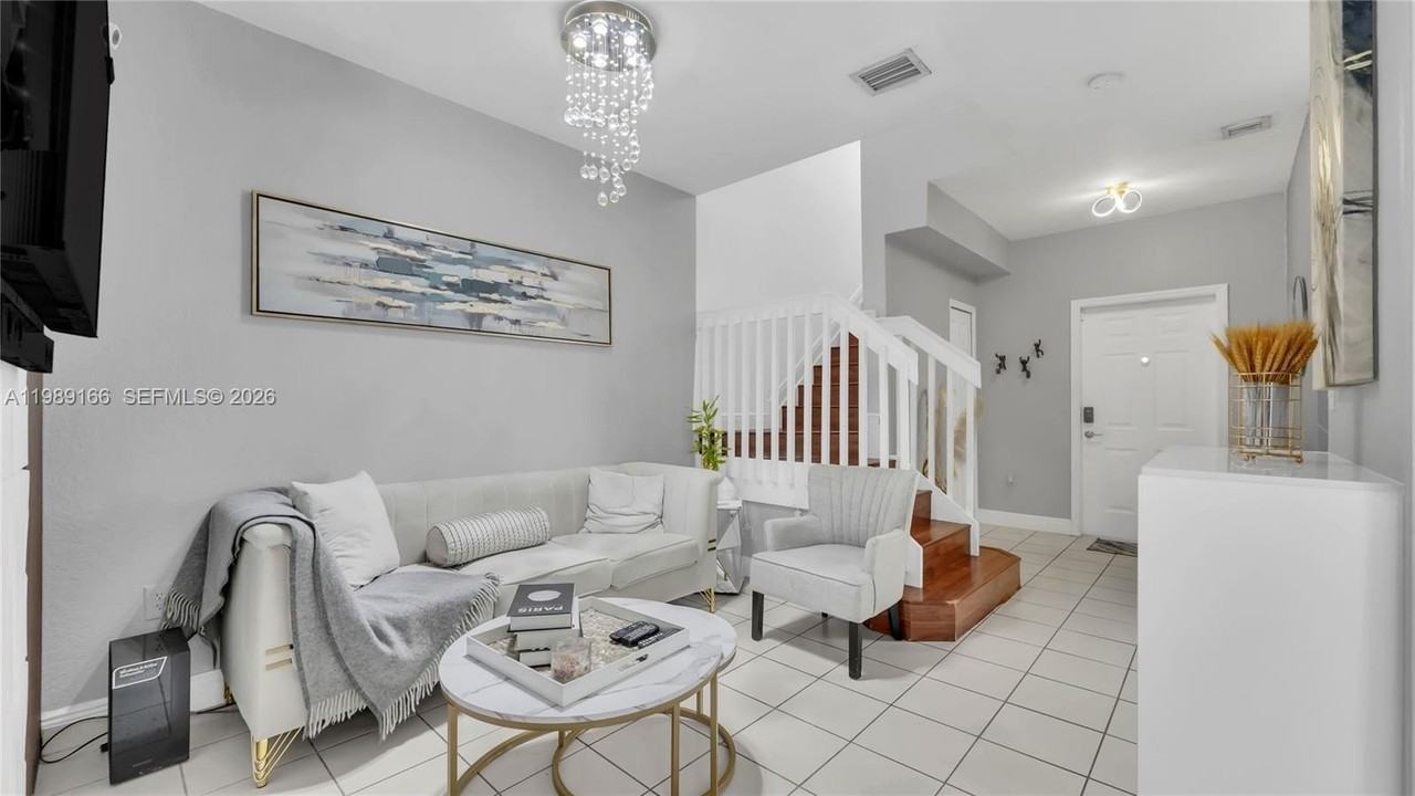 2342 Se 10th St - Photo 5 of 35