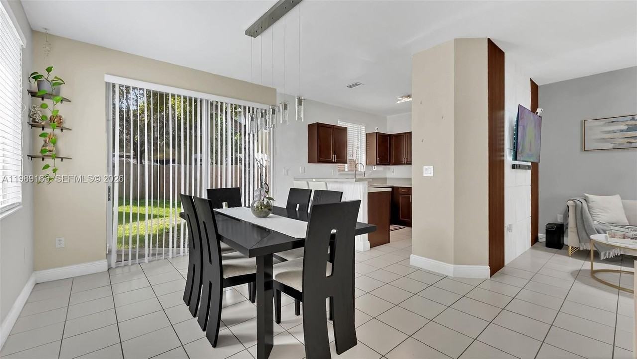 2342 Se 10th St - Photo 6 of 35