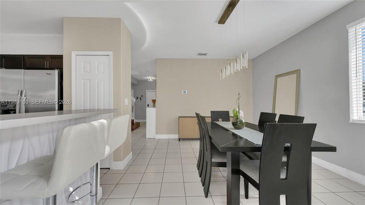 2342 Se 10th St - Photo 7 of 35