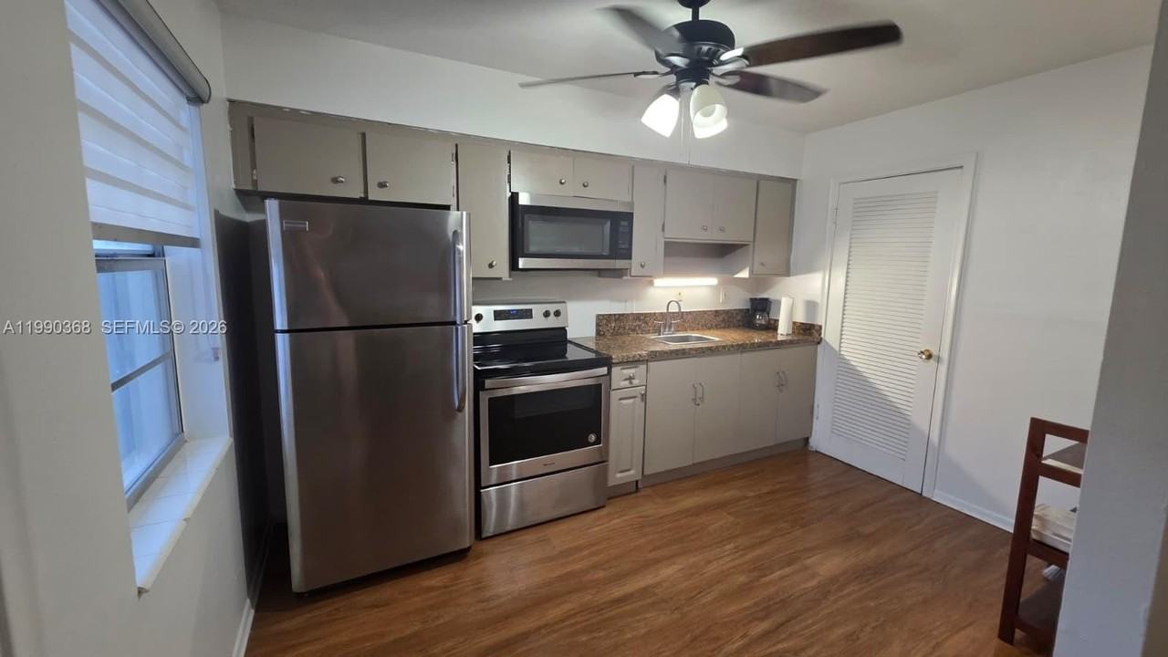 609 Ne 6th Ct #D - Photo 4 of 17