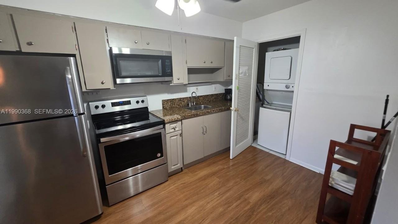 609 Ne 6th Ct #D - Photo 6 of 17