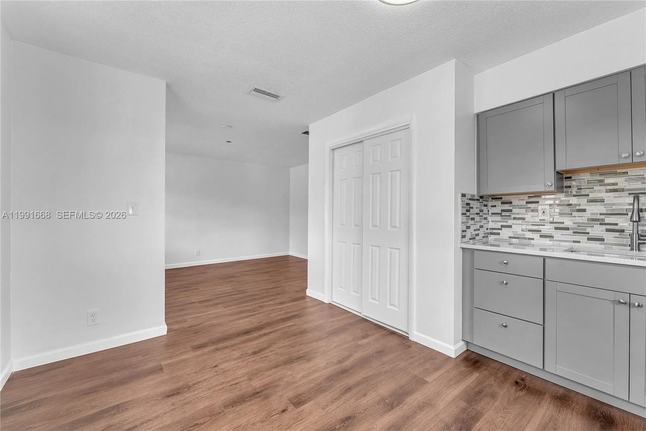 3750 Sw 59th Ave #3 - Photo 3 of 7