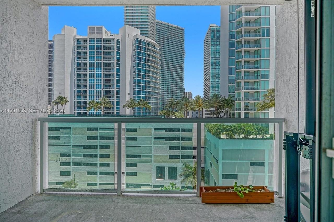 500 Ne 29th St #703 - Photo 4 of 26