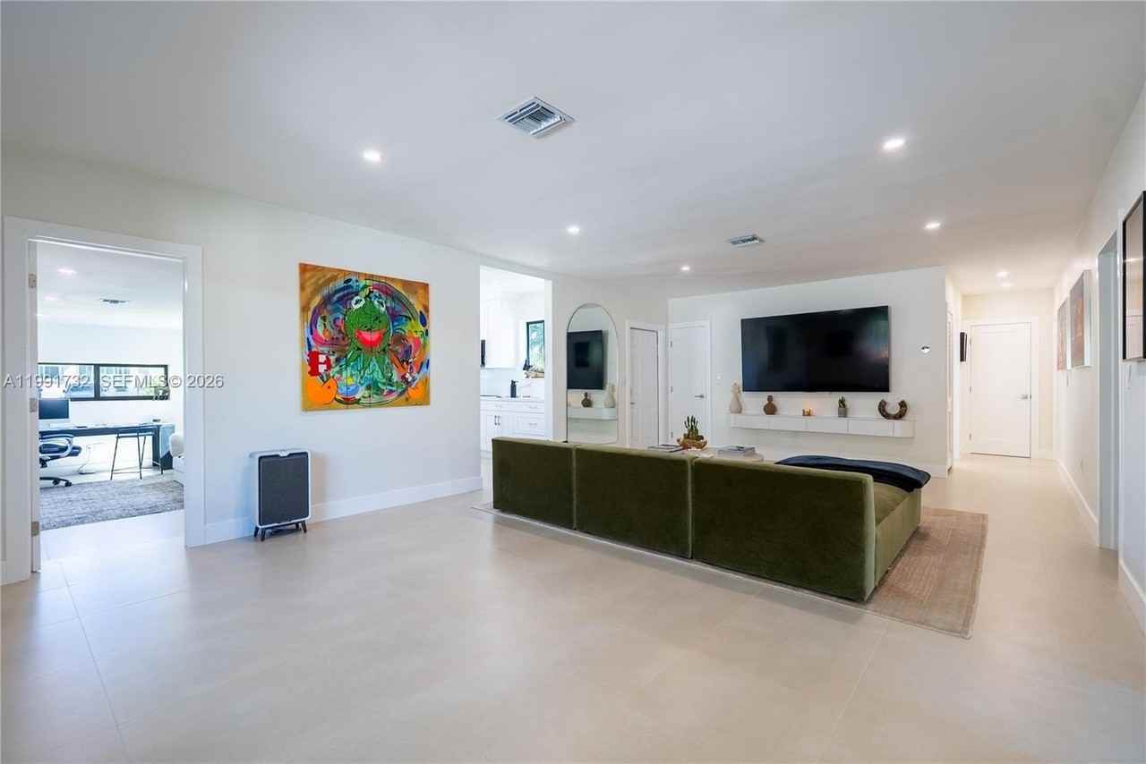 7548 Adventure Ave - Photo 6 of 39