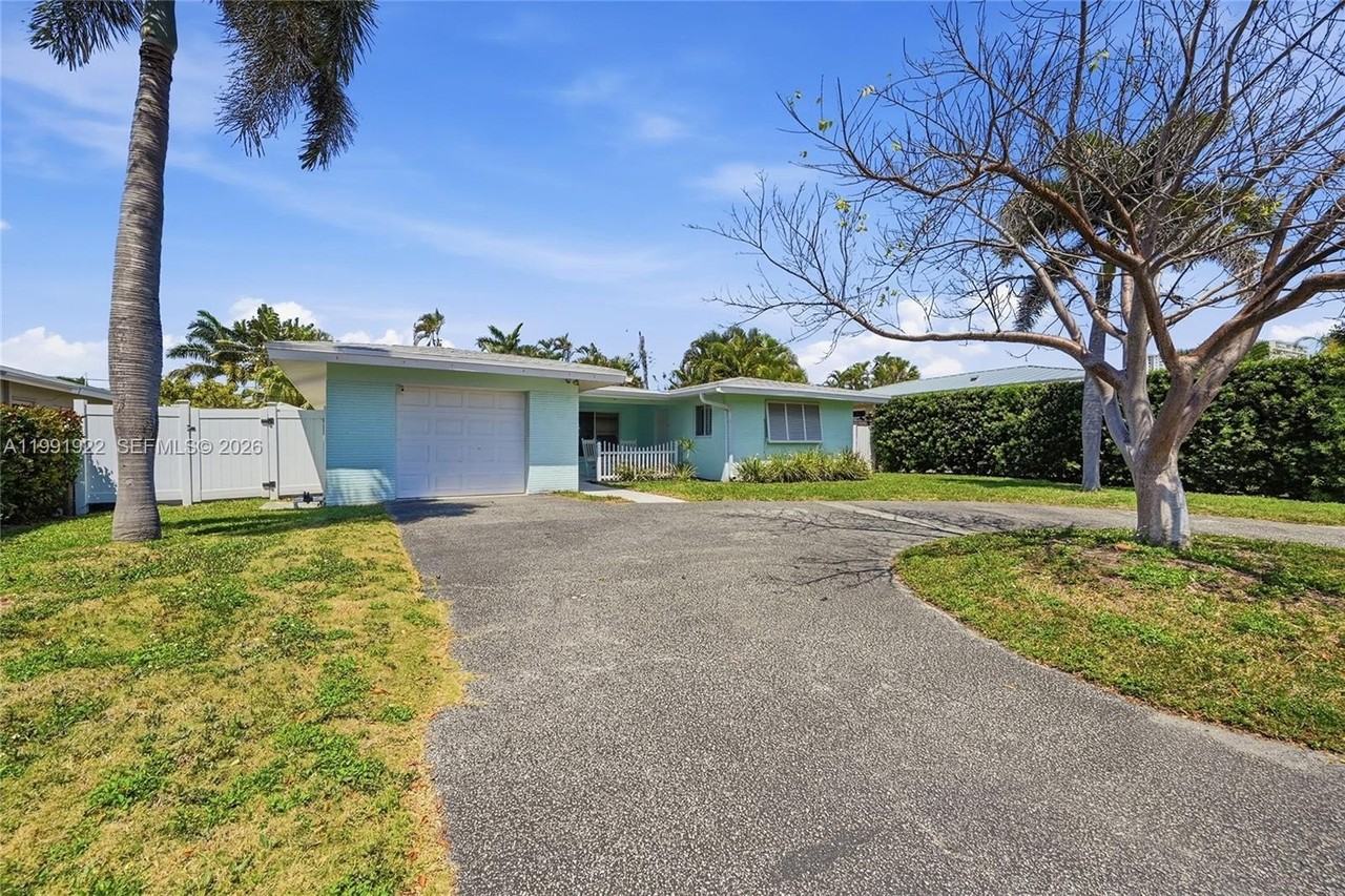 2725 Se 2nd Ct - Photo 2 of 31