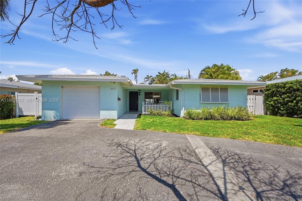 2725 Se 2nd Ct - Photo 3 of 31