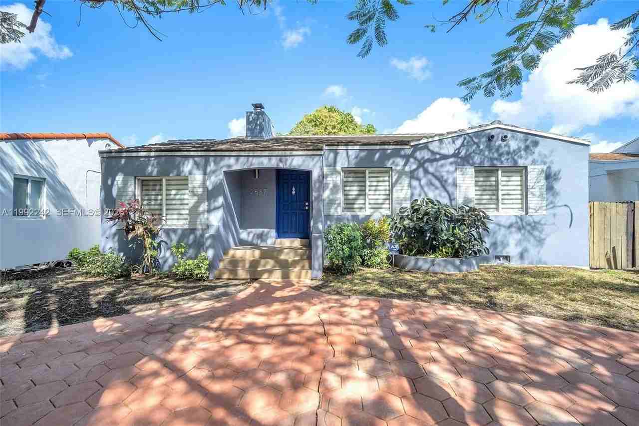 2537 Sw 15th St - Photo 3 of 37