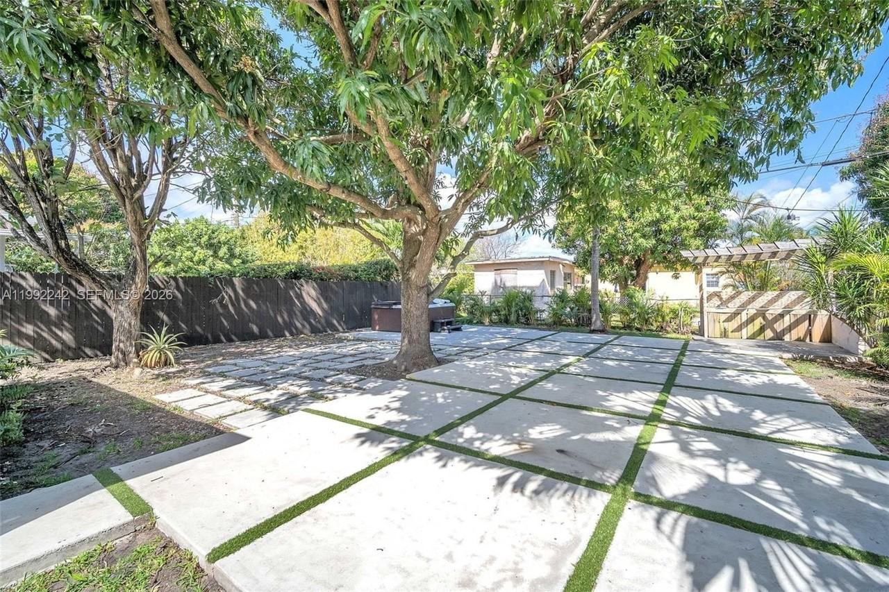 2537 Sw 15th St - Photo 4 of 37