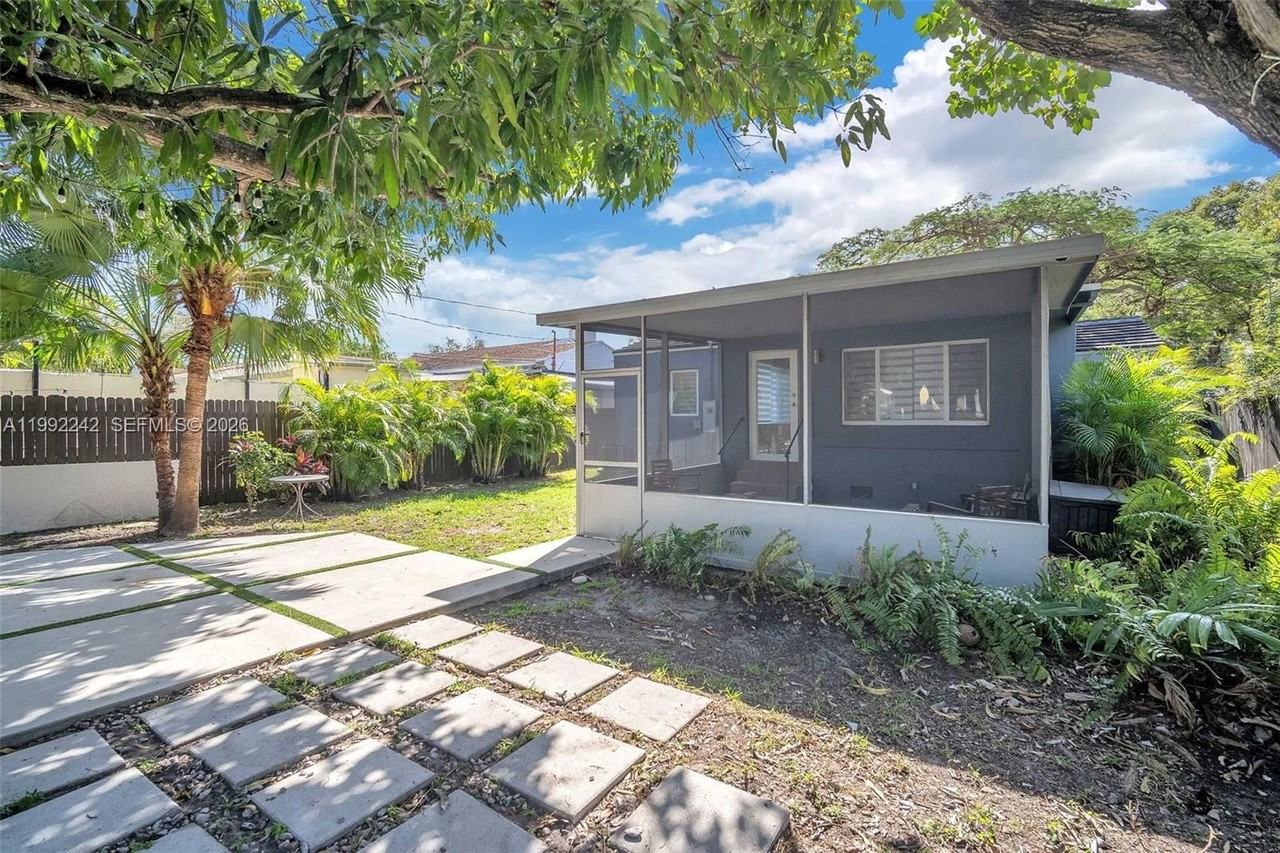 2537 Sw 15th St - Photo 7 of 37