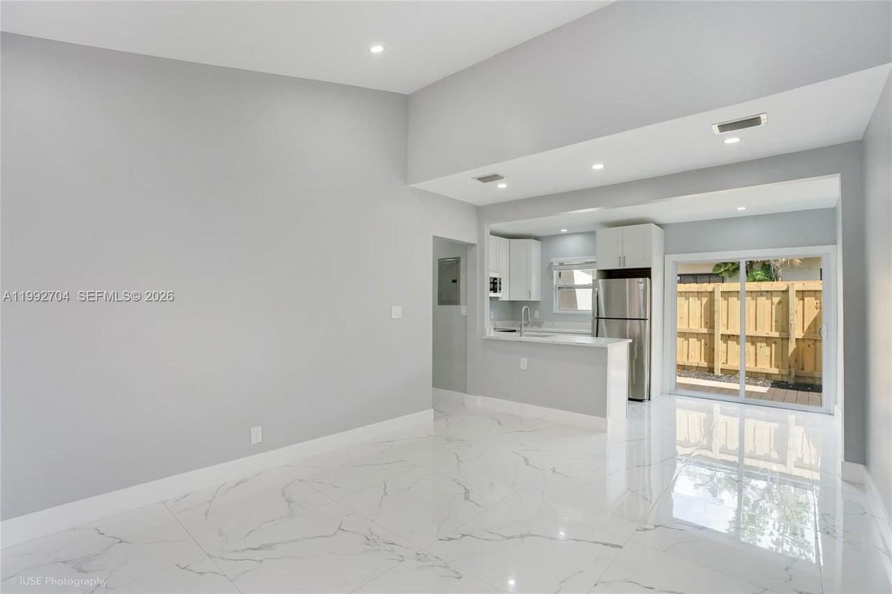 907 Sw 15th Ter #1-2 - Photo 4 of 19