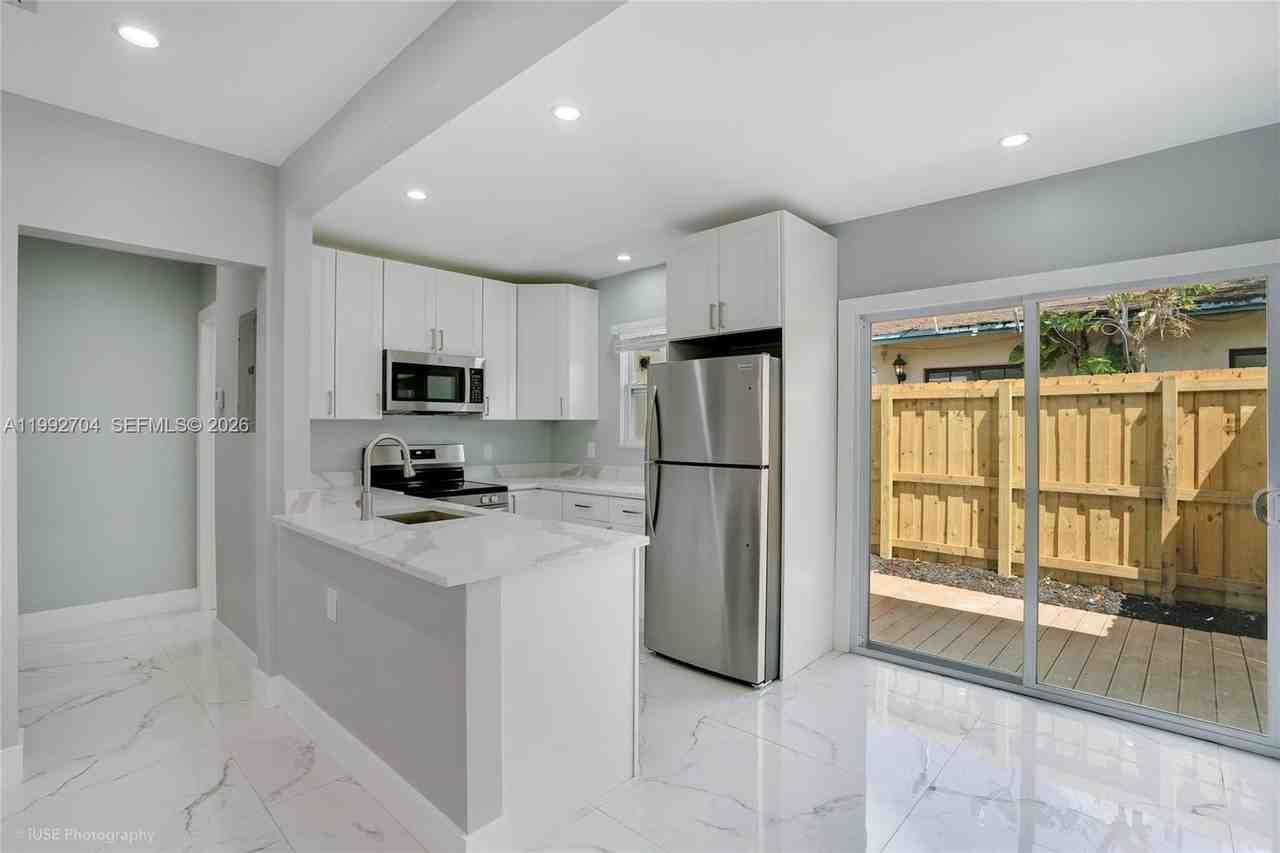 907 Sw 15th Ter #1-2 - Photo 5 of 19