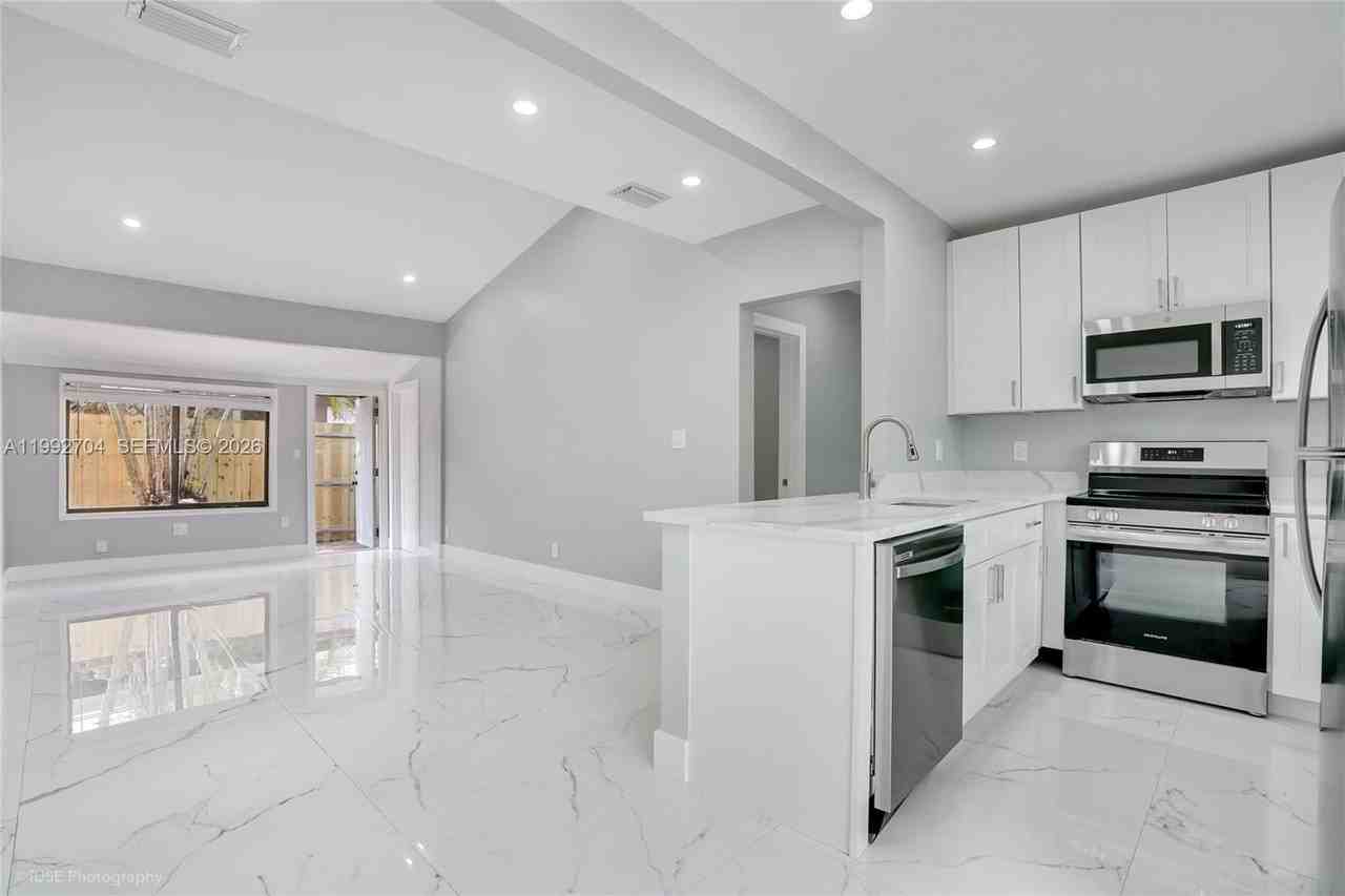 907 Sw 15th Ter #1-2 - Photo 6 of 19