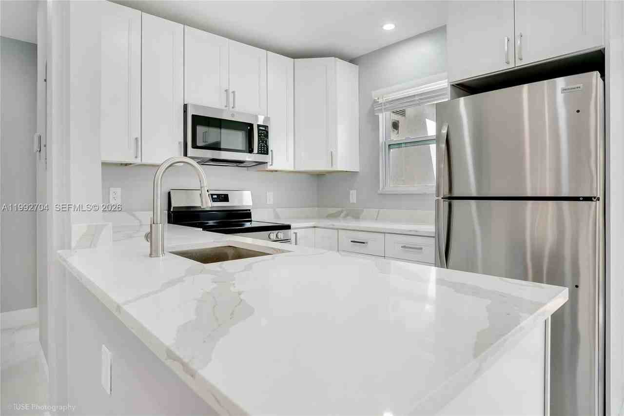 907 Sw 15th Ter #1-2 - Photo 7 of 19