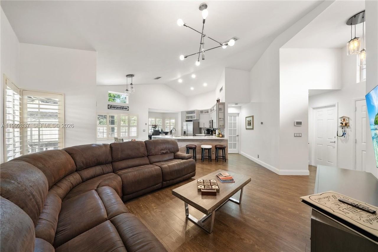 366 Bedford Ave - Photo 6 of 30