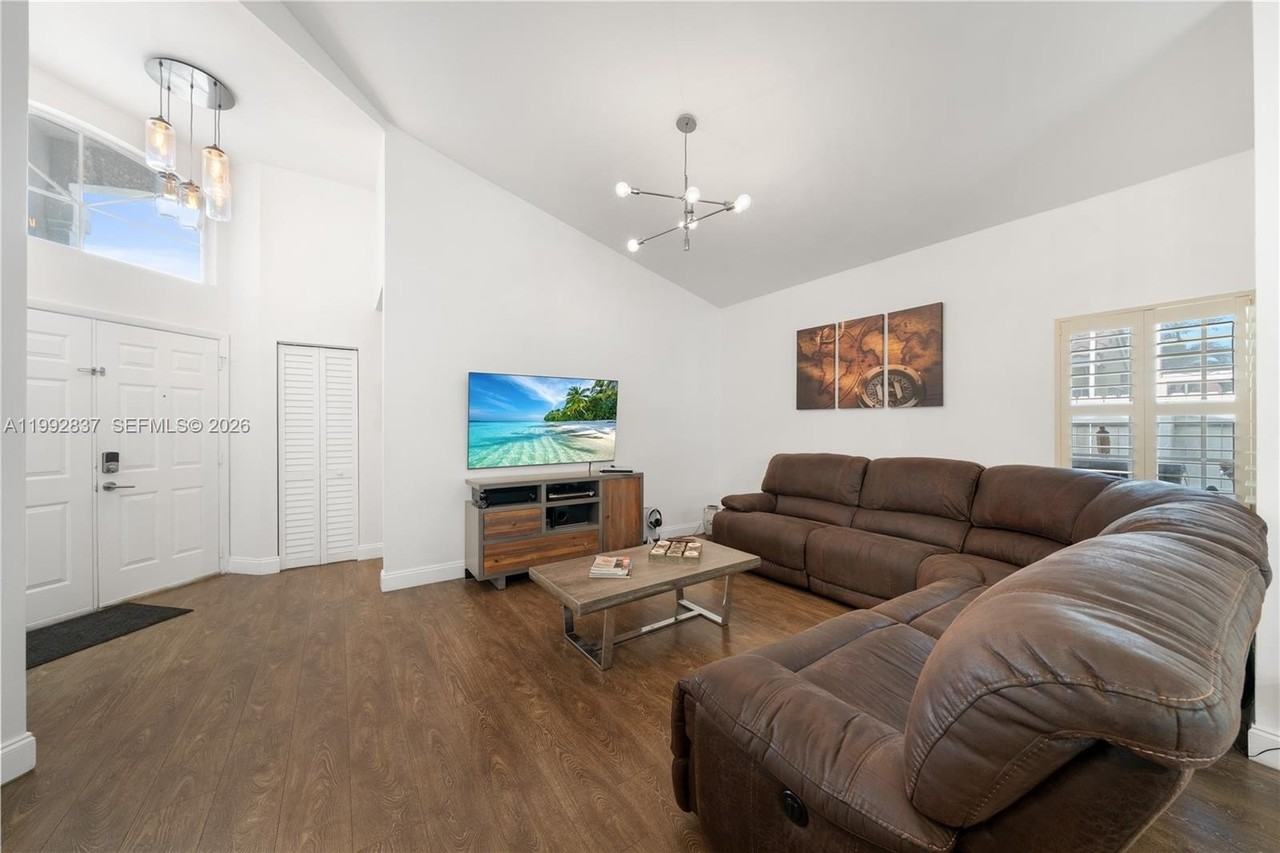 366 Bedford Ave - Photo 7 of 30