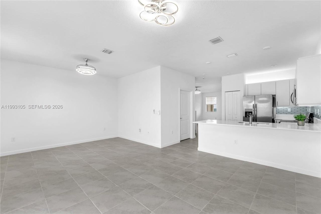 2425 Se 28th Dr #2425 - Photo 2 of 50