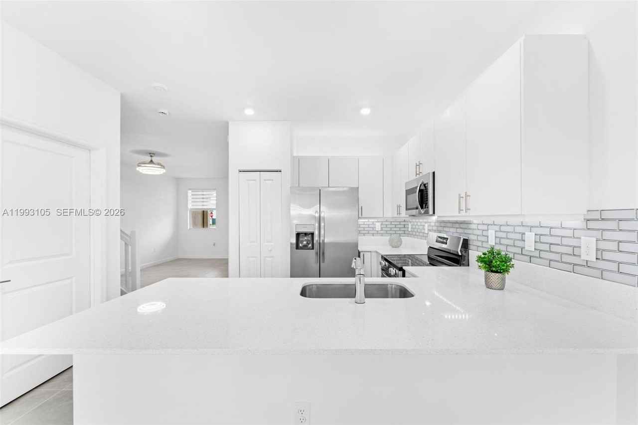 2425 Se 28th Dr #2425 - Photo 4 of 50