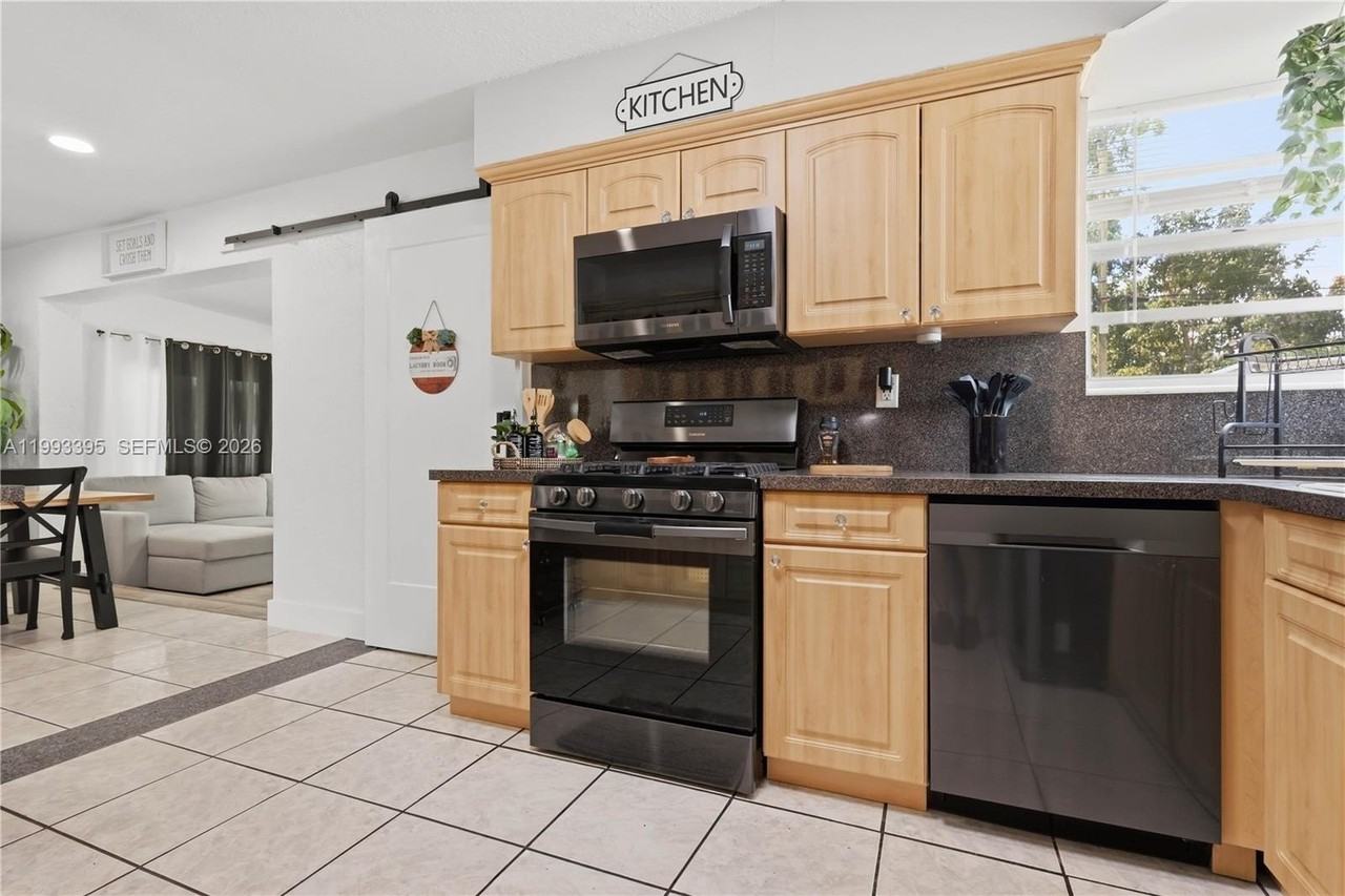 7390 Cleveland St - Photo 4 of 39