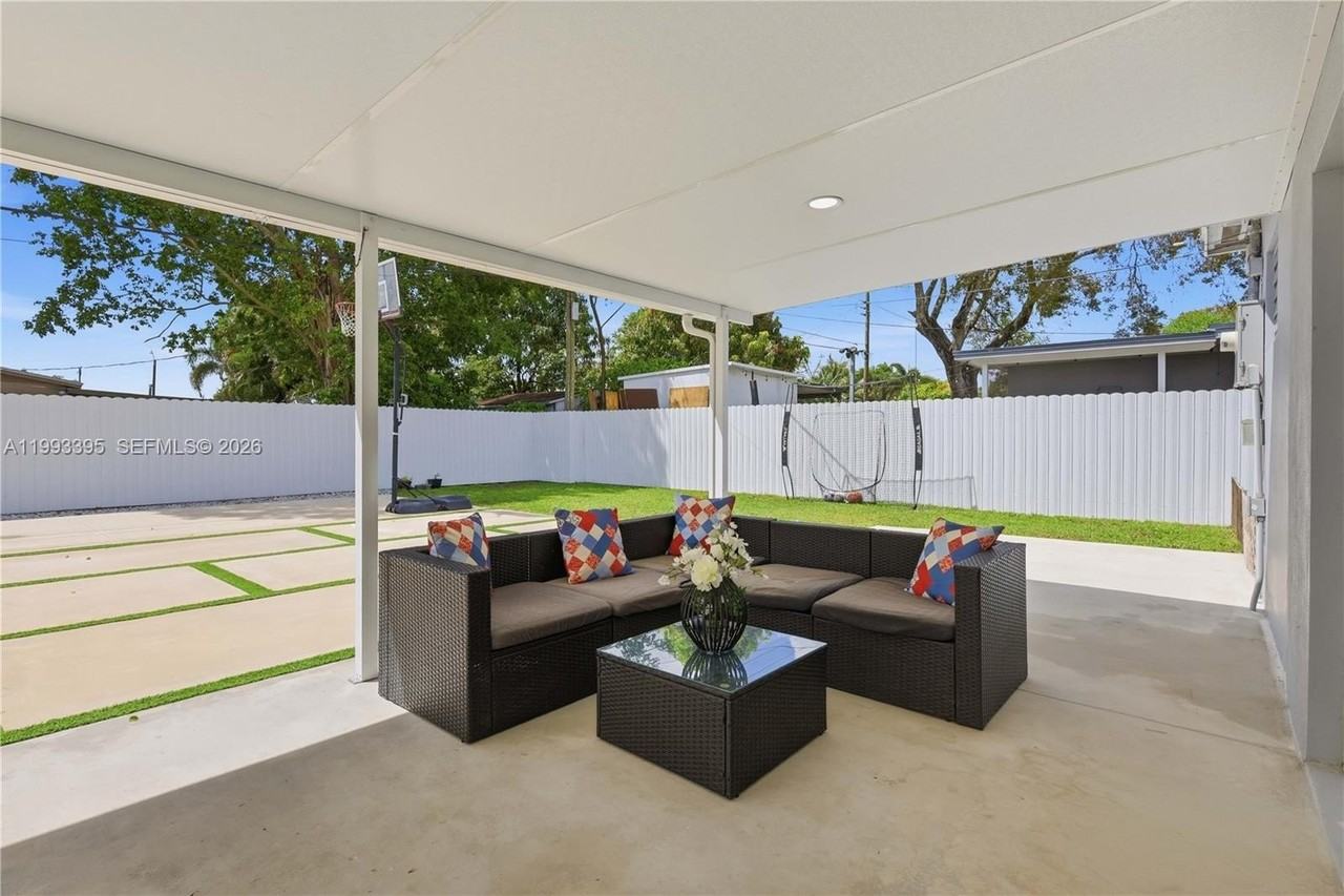 7390 Cleveland St - Photo 5 of 39