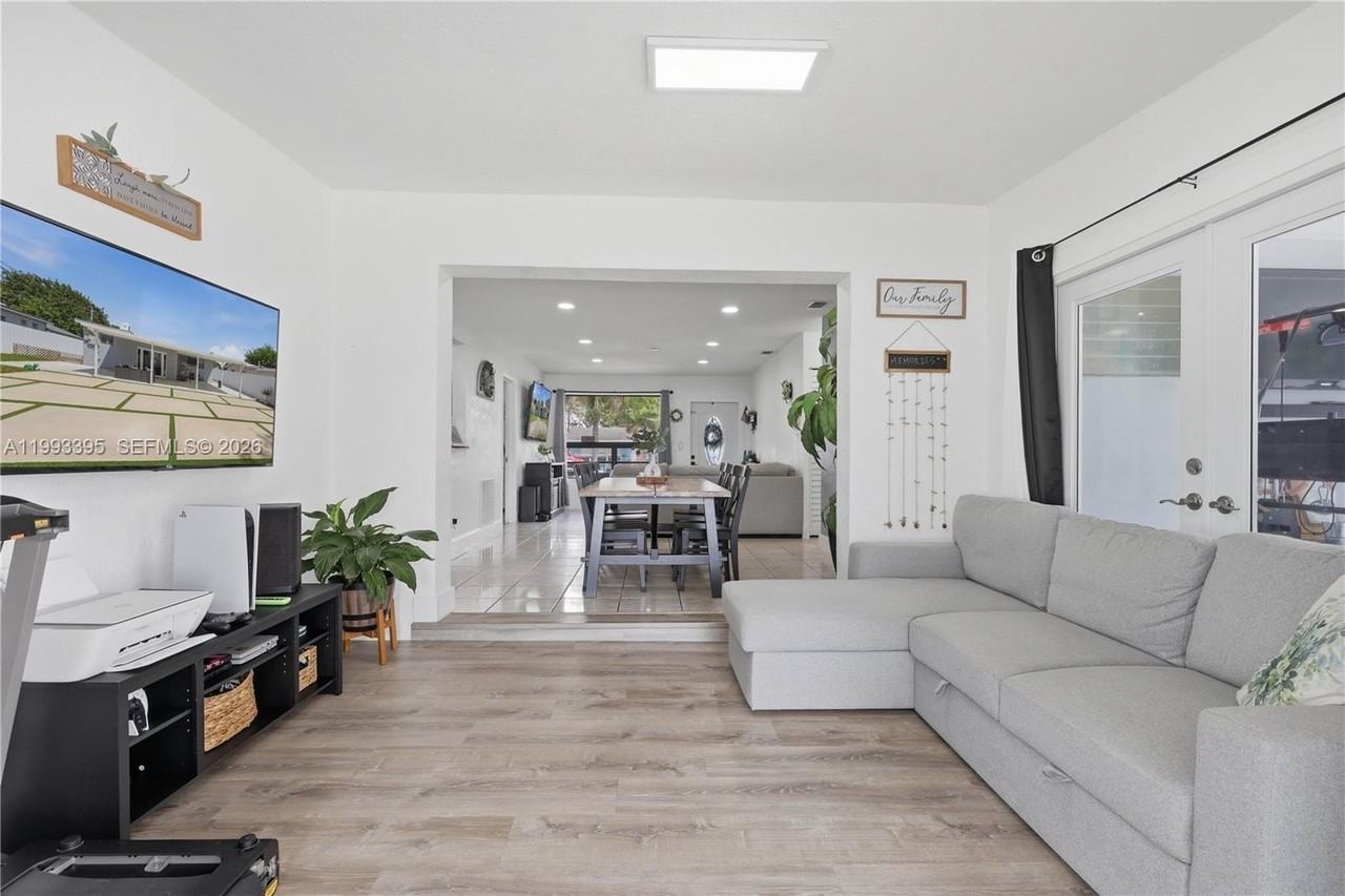 7390 Cleveland St - Photo 7 of 39