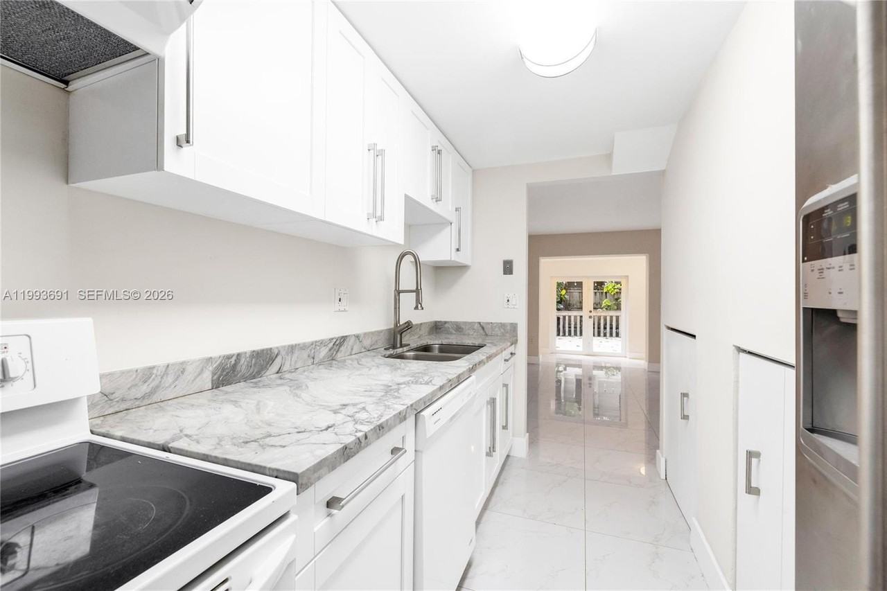 3056 Shipping Ave #2 - Photo 5 of 34