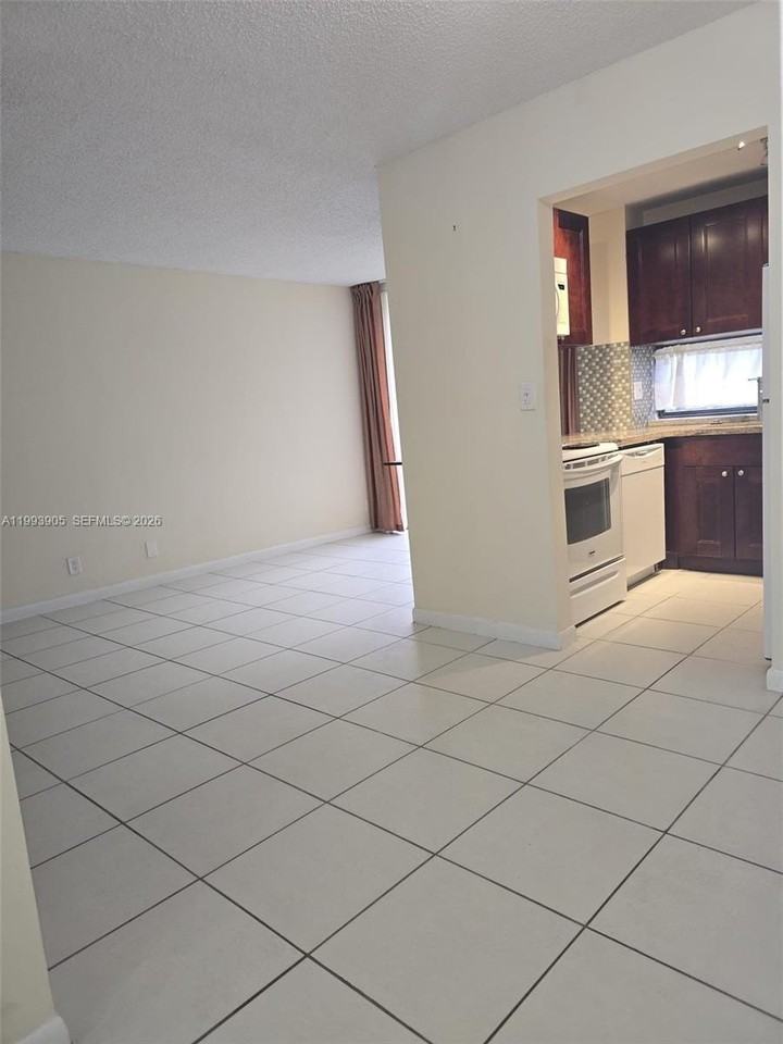 17021 N Bay Rd #225 - Photo 5 of 24