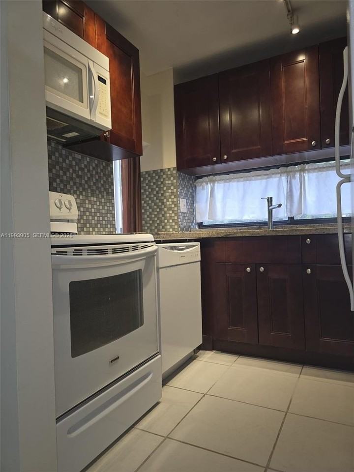 17021 N Bay Rd #225 - Photo 6 of 24