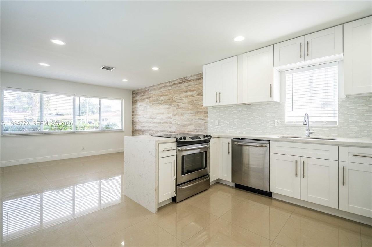 2708 Ne 32nd St #4 - Photo 4 of 18