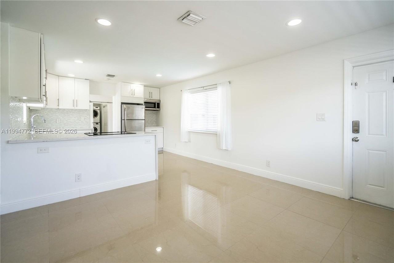 2708 Ne 32nd St #4 - Photo 5 of 18