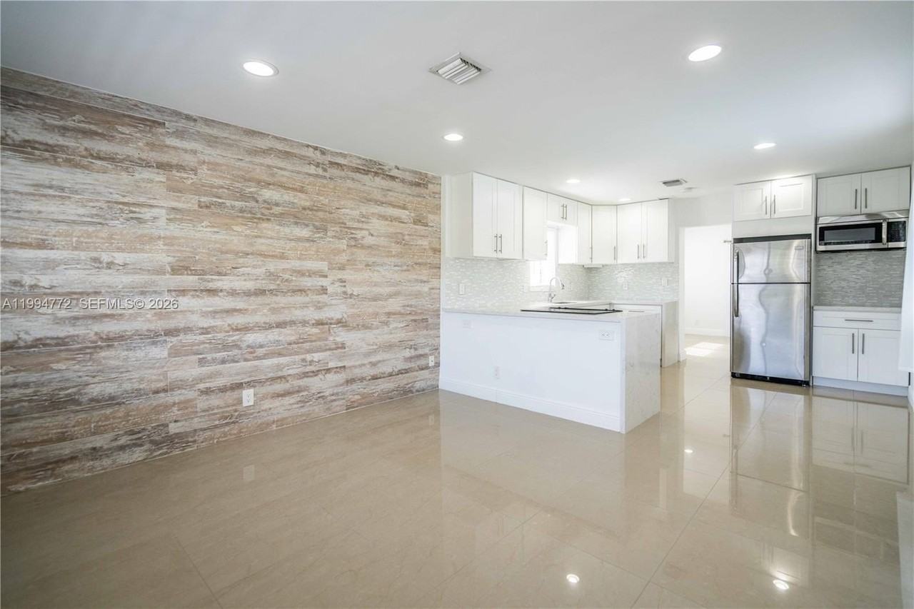 2708 Ne 32nd St #4 - Photo 6 of 18