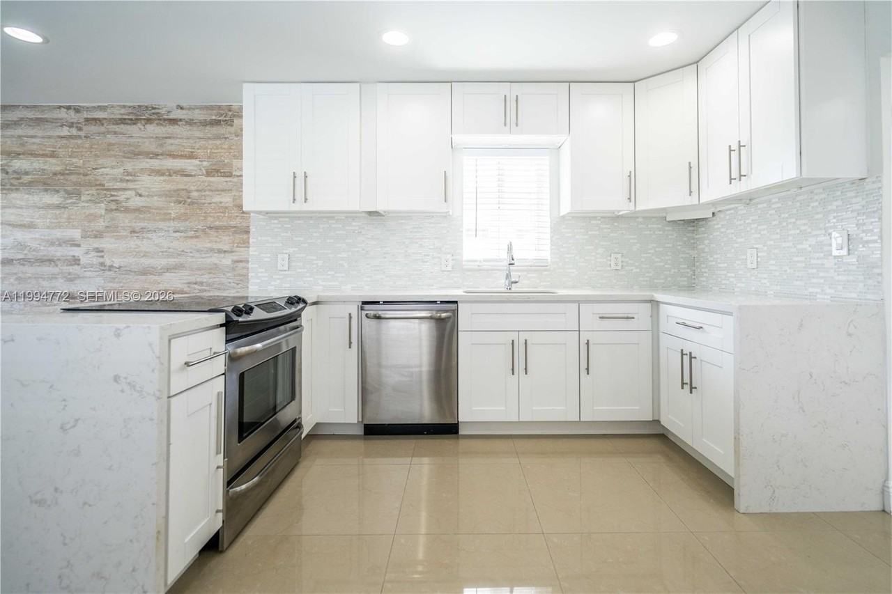 2708 Ne 32nd St #4 - Photo 7 of 18