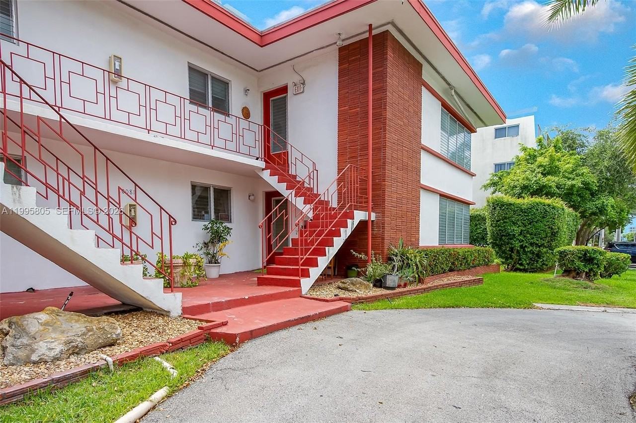 10081 W Bay Harbor Dr #4 - Photo 3 of 27