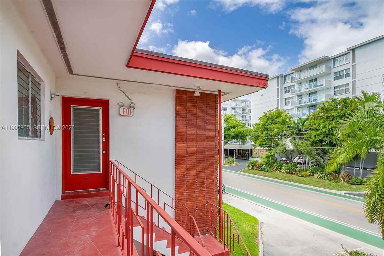 10081 W Bay Harbor Dr #4 - Photo 4 of 27