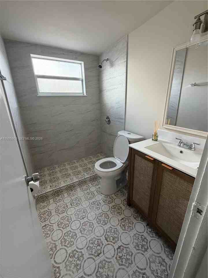 1607 Nw 16th Ave #1 - Photo 2 of 6