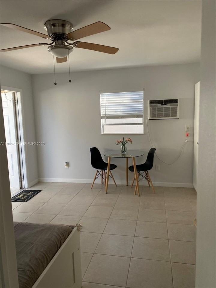 2481 Sw 11th St - Photo 4 of 7