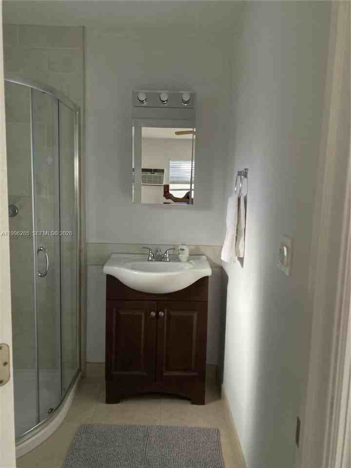 2481 Sw 11th St - Photo 6 of 7