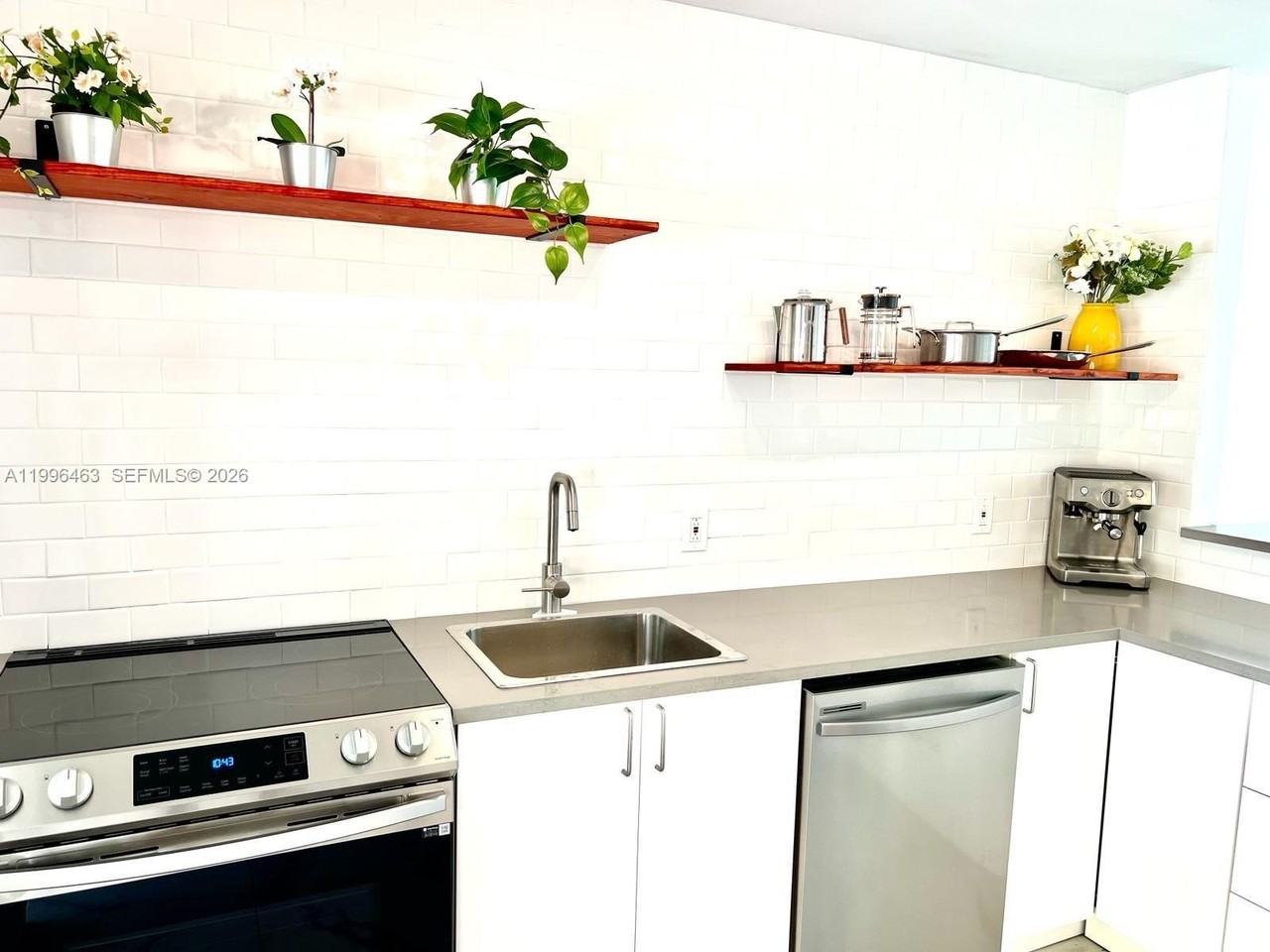 329 Sw 3rd St - Photo 3 of 24