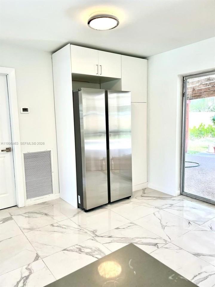 329 Sw 3rd St - Photo 4 of 24