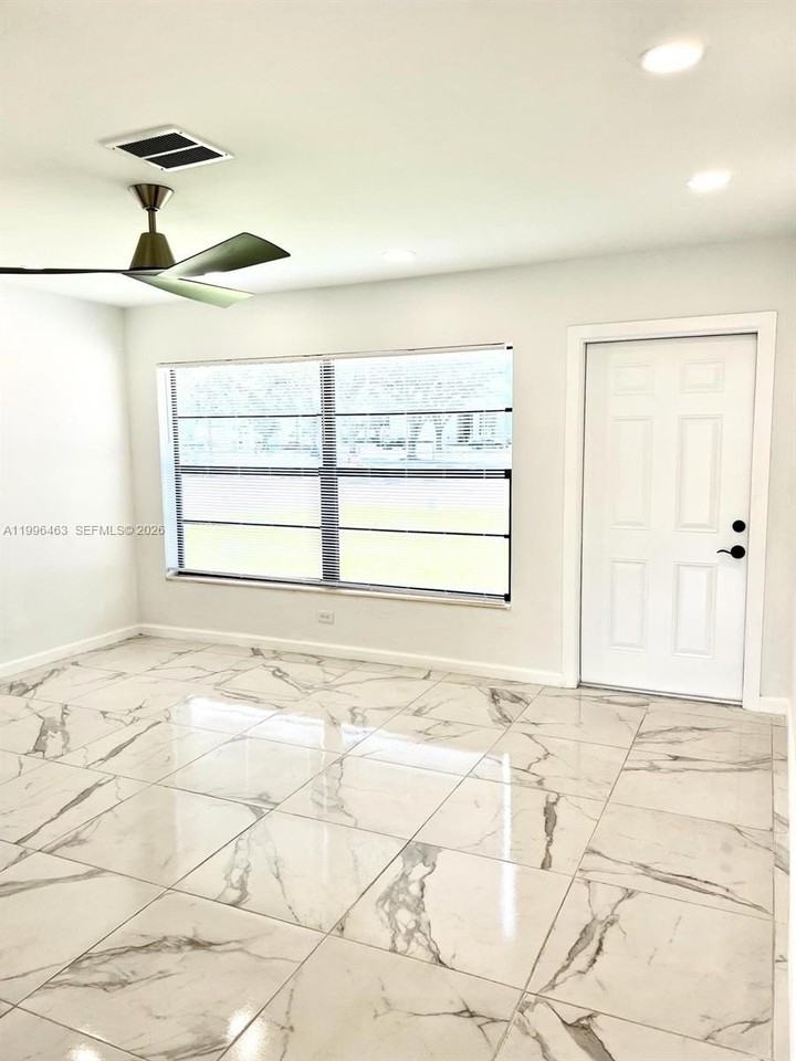 329 Sw 3rd St - Photo 7 of 24