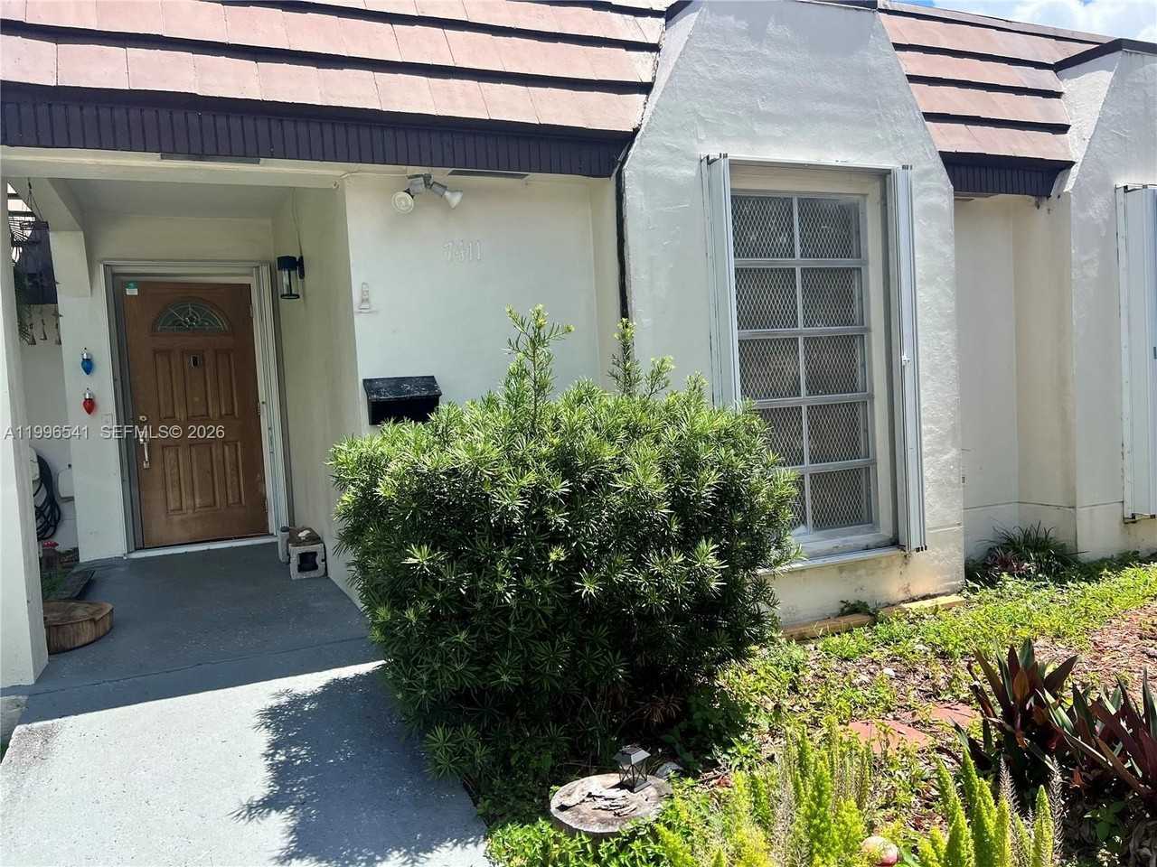 7411 Twin Sabal Dr #7411 - Photo 2 of 13